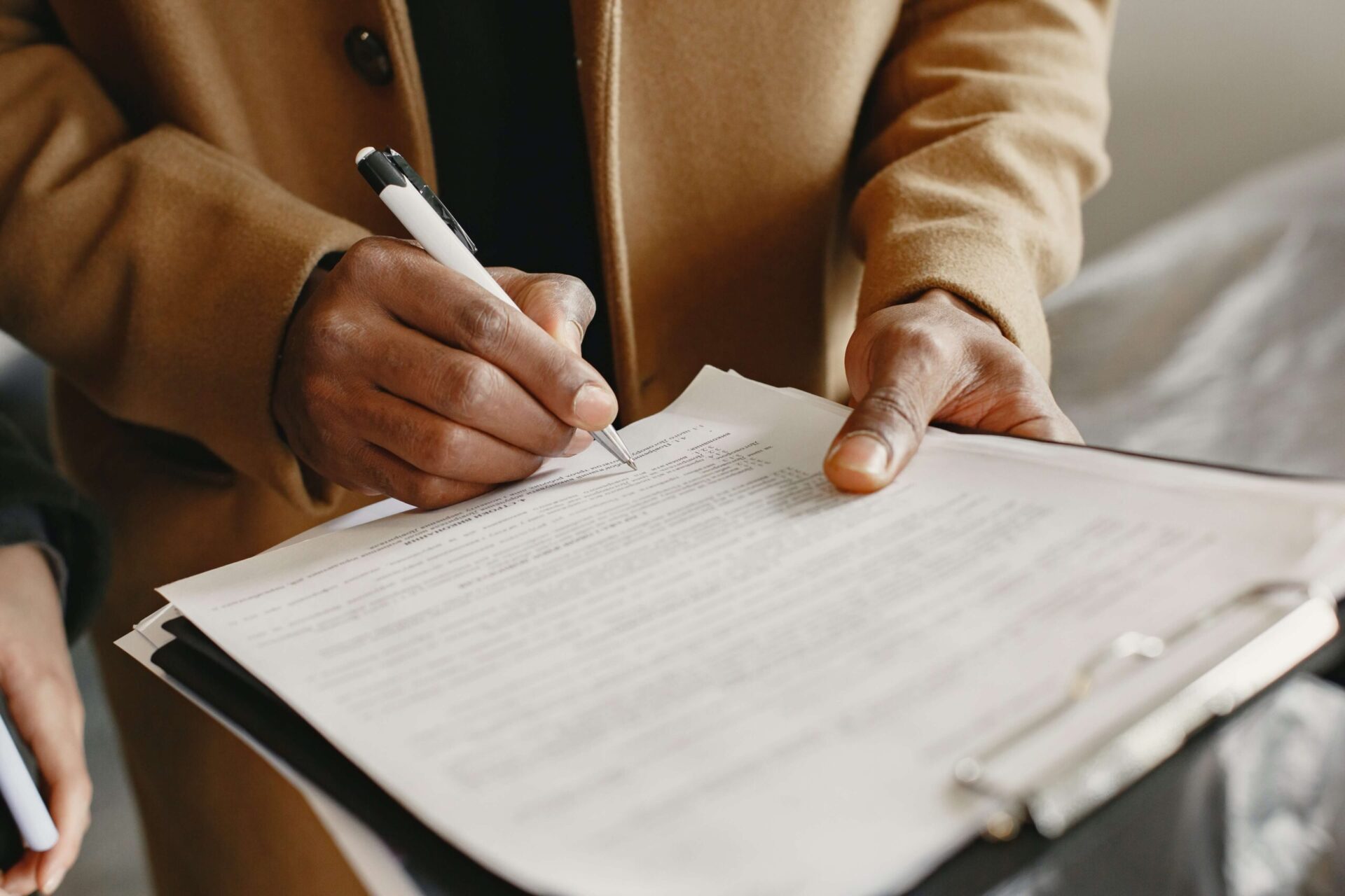 What Exactly Does Mediation Entail (1) Image depicting a divorce coach working at a desk with client in Boulder